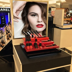 Kundenspezifischer kosmetischer Make-up Lippenstift-Metallacrylpappeausstellungsstand 