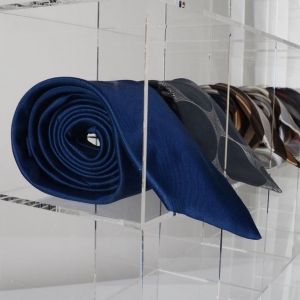 werkseitig angepasster, an der Wand montierter transparenter Krawattenhalter aus Plexiglas 