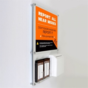 an der Wand montierte Persex-Anzeigetafel mit Vorschlagsbox 