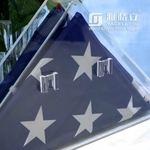 Transparente Vitrine für Erinnerungsstücke aus Acryl mit amerikanischer Flagge
 