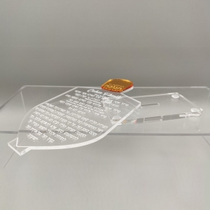 Personalisierte Chanukah Lucite Dreidel-Karte mit Sockel 