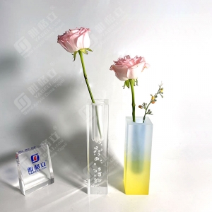 Individuelle transparente Vase aus Acryl mit Farbverlauf 