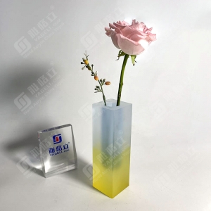 Individuelle transparente Vase aus Acryl mit Farbverlauf