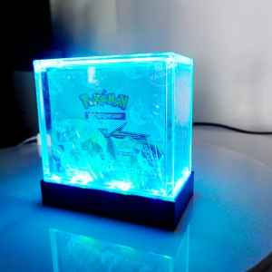 Anpassbare Pokémon-Boosterboxen aus Acryl mit LED 