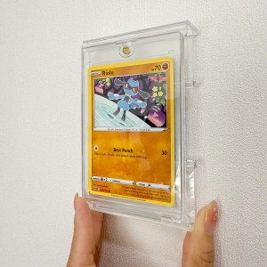 Wandmontiertes Acryl-Display-Regal für magnetische Sammelkartenhalter 