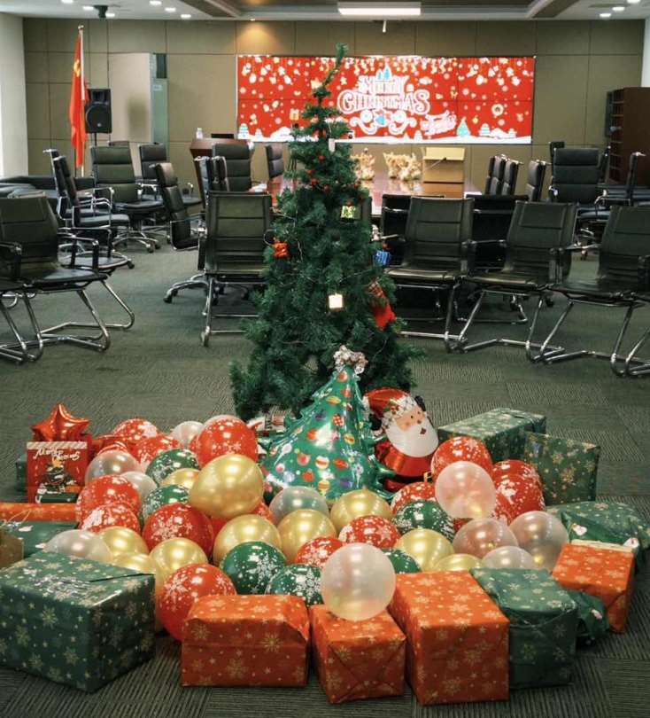 Firmenweihnachtsevent 2024: Feiern Sie die Saison mit Geschenken, Teampräsentationen und Wünschen für 2025